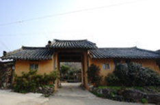기와로 된 지붕과 돌담으로 한국의 미를 살린 뷰티팜의 정문 모습