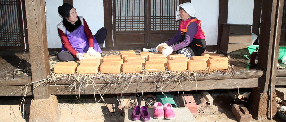 제법 쌀쌀한 날씨가 이어진 지난 3일 전통된장마을인 전남 강진군 군동면 신기마을 백정자씨(대한민국 식품명인 제65호) 집 마루에서 동네 주민들이 따스한 햇볕을 받아가며 메주를 만들고 있다.
