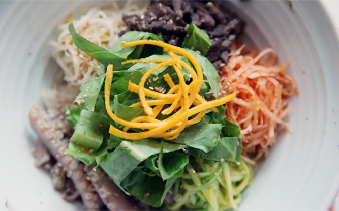 소고기와 낙지, 색색깔의 채소가 어우러진 비빔밥