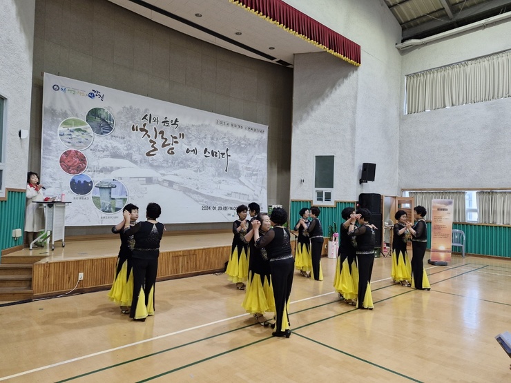 위정자님 외 11명인 장미골 생활댄스팀이 조용필의 대전 블루스, 금잔디의 신 미아리 고개의 맞춰서 공연을 하고 있다