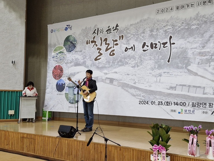 가수 그러한님이 김광석의 너무 아픈 사랑은 사랑이 아니였음을 과 김세환의 길가에 앉아서를 기타와 함께 노래를 부르고 있다