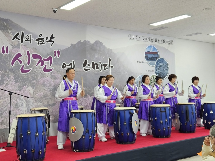 박경연님 외 7명인 주작난타팀이 조용필의 대전 블루스, 금잔디의 신 미아리 고개의 맞춰서 공연을 하고 있다