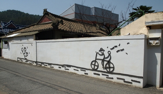 탑동길 주택가의 모습으로 주택 앞 벽에 새롭게 패인트 칠을 하였고 자전거를 타고 가는 사람의 벽화가 있습니다. 