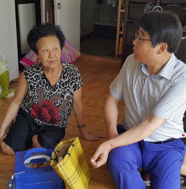 군동면(면장 원용휴)은 지난달 29일 한부모 가정인 황모 씨 집을 방문하여 서로 이야기를 나누고 있는 모습입니다.